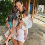 Rosanna Zanetti Instagram - 5 años en esta aventura de ir creciendo y hacer crecer. ♥️ Llena de alegrías, primeras veces, miedos, retos, tan complejo y mágico a la vez. Matteo y Bianca, gracias por todas las cosas bonitas que han traído a mi vida. No me canso de besarlos, decirles que los amo, admirarlos mientras duermen deseando congelar esa imagen, ese momento, viviendo el presente, imaginando el futuro… ✨ Feliz día de las madres! A la mía (que por cierto, ahora entiendo todo), a las que forman parte de mi vida, a todas 🫶🏼