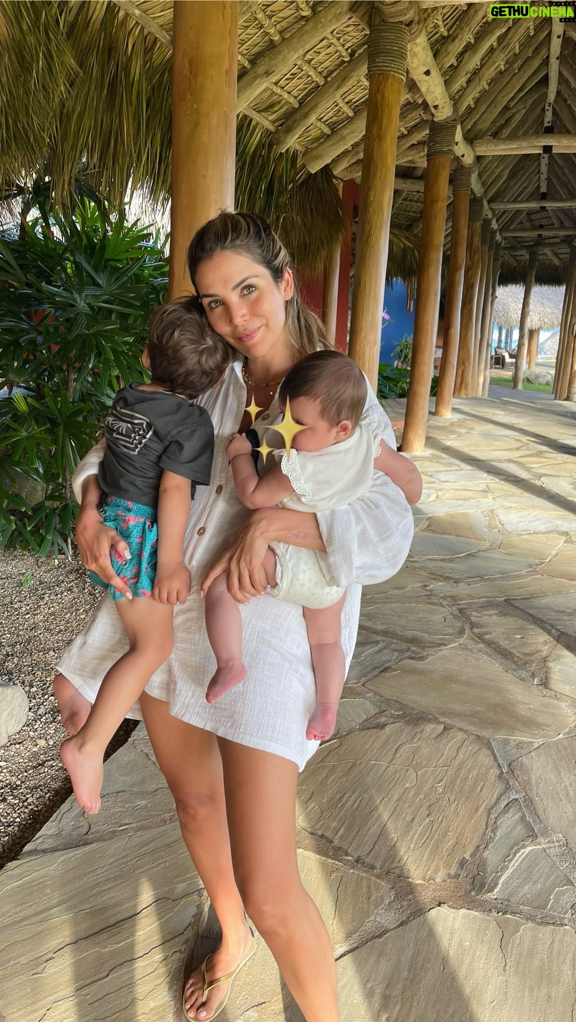 Rosanna Zanetti Instagram - 5 años en esta aventura de ir creciendo y hacer crecer. ♥️ Llena de alegrías, primeras veces, miedos, retos, tan complejo y mágico a la vez. Matteo y Bianca, gracias por todas las cosas bonitas que han traído a mi vida. No me canso de besarlos, decirles que los amo, admirarlos mientras duermen deseando congelar esa imagen, ese momento, viviendo el presente, imaginando el futuro… ✨ Feliz día de las madres! A la mía (que por cierto, ahora entiendo todo), a las que forman parte de mi vida, a todas 🫶🏼