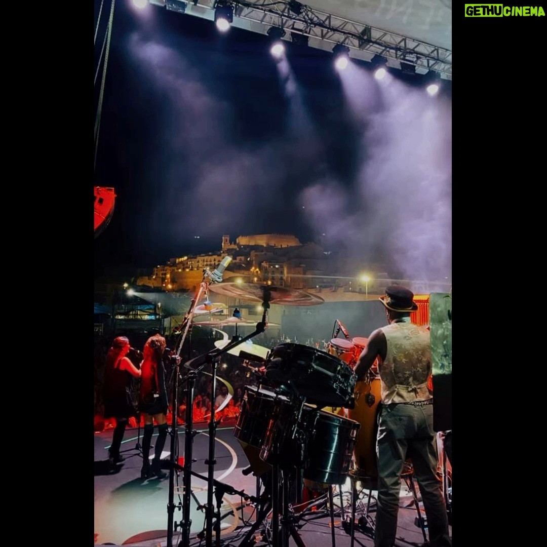 Rosario Flores Instagram - Peñíscola vaya noche bonita la de ayer.... y vaya recibimiento con tanto cariño. Volveré lo mas pronto posible, Gracias.... Me voy llenita. #telodigotodoynotedigoná #peñiscola #peñiscolafromstage