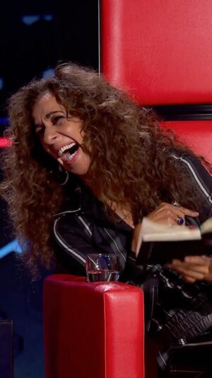 Rosario Flores Instagram - No nos merecemos a @rosarioficial. ❤️🙏 ¡Qué ganas de volver a sentir esos abrazos calentitos en #LaVozKids! 

MUY PRONTO. ⏳✌️