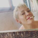 Rose McGowan Instagram - Pearl/Perlita and I tried living in a city for the last two months. Our spirits were dying. Pearl/Perlita has run free on the beach & jungle her entire life. I had to return her to her happy place. I could not stand to see her so sad. Today we have returned. For two months I tried to find a place to belong, a place to call home. Nothing fit. When you come from many places you are rootless, without a home or culture to call your own. This is both good and bad. To be a part of no memories, no ties, no bonds to people or home. I used to relate to the astronaut floating above the earth, on her own in the vast darkness and quiet of space. But then I realized I always saw the astronaut from above and it was then that I realized I am the universe. We are the universe. 🇲🇽🪐 Pearl / Perlita y yo hemos intentado vivir en una ciudad durante los últimos dos meses. Nuestros espíritus estaban muriendo. Pearl / Perlita ha corrido libre en la playa y en la jungla toda su vida. Tuve que devolverla a su feliz lugar. No podía soportar verla tan triste. Hoy hemos vuelto. Durante dos meses traté de encontrar un lugar al que pertenecer, un lugar al que llamar hogar. Nada encajaba. Cuando vienes de muchos lugares, estás desarraigado, sin un hogar ni una cultura que puedas llamar tuya. Esto es bueno y malo. Formar parte de sin recuerdos, sin ataduras, sin ataduras con las personas ni con el hogar. Solía ​​asociarme con el astronauta flotando sobre la tierra, solo con ella en la vasta oscuridad y tranquilidad del espacio. Pero luego me di cuenta de que siempre veía al astronauta desde arriba y fue entonces cuando me di cuenta de que yo soy el universo. Somos el universo.