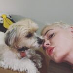 Rose McGowan Instagram - Pearl/Perlita and I tried living in a city for the last two months. Our spirits were dying. Pearl/Perlita has run free on the beach & jungle her entire life. I had to return her to her happy place. I could not stand to see her so sad. Today we have returned. For two months I tried to find a place to belong, a place to call home. Nothing fit. When you come from many places you are rootless, without a home or culture to call your own. This is both good and bad. To be a part of no memories, no ties, no bonds to people or home. I used to relate to the astronaut floating above the earth, on her own in the vast darkness and quiet of space. But then I realized I always saw the astronaut from above and it was then that I realized I am the universe. We are the universe. 🇲🇽🪐 Pearl / Perlita y yo hemos intentado vivir en una ciudad durante los últimos dos meses. Nuestros espíritus estaban muriendo. Pearl / Perlita ha corrido libre en la playa y en la jungla toda su vida. Tuve que devolverla a su feliz lugar. No podía soportar verla tan triste. Hoy hemos vuelto. Durante dos meses traté de encontrar un lugar al que pertenecer, un lugar al que llamar hogar. Nada encajaba. Cuando vienes de muchos lugares, estás desarraigado, sin un hogar ni una cultura que puedas llamar tuya. Esto es bueno y malo. Formar parte de sin recuerdos, sin ataduras, sin ataduras con las personas ni con el hogar. Solía ​​asociarme con el astronauta flotando sobre la tierra, solo con ella en la vasta oscuridad y tranquilidad del espacio. Pero luego me di cuenta de que siempre veía al astronauta desde arriba y fue entonces cuando me di cuenta de que yo soy el universo. Somos el universo.