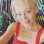 Rose McGowan Instagram - Pearl/Perlita and I tried living in a city for the last two months. Our spirits were dying. Pearl/Perlita has run free on the beach & jungle her entire life. I had to return her to her happy place. I could not stand to see her so sad. Today we have returned. For two months I tried to find a place to belong, a place to call home. Nothing fit. When you come from many places you are rootless, without a home or culture to call your own. This is both good and bad. To be a part of no memories, no ties, no bonds to people or home. I used to relate to the astronaut floating above the earth, on her own in the vast darkness and quiet of space. But then I realized I always saw the astronaut from above and it was then that I realized I am the universe. We are the universe. 🇲🇽🪐 Pearl / Perlita y yo hemos intentado vivir en una ciudad durante los últimos dos meses. Nuestros espíritus estaban muriendo. Pearl / Perlita ha corrido libre en la playa y en la jungla toda su vida. Tuve que devolverla a su feliz lugar. No podía soportar verla tan triste. Hoy hemos vuelto. Durante dos meses traté de encontrar un lugar al que pertenecer, un lugar al que llamar hogar. Nada encajaba. Cuando vienes de muchos lugares, estás desarraigado, sin un hogar ni una cultura que puedas llamar tuya. Esto es bueno y malo. Formar parte de sin recuerdos, sin ataduras, sin ataduras con las personas ni con el hogar. Solía ​​asociarme con el astronauta flotando sobre la tierra, solo con ella en la vasta oscuridad y tranquilidad del espacio. Pero luego me di cuenta de que siempre veía al astronauta desde arriba y fue entonces cuando me di cuenta de que yo soy el universo. Somos el universo.