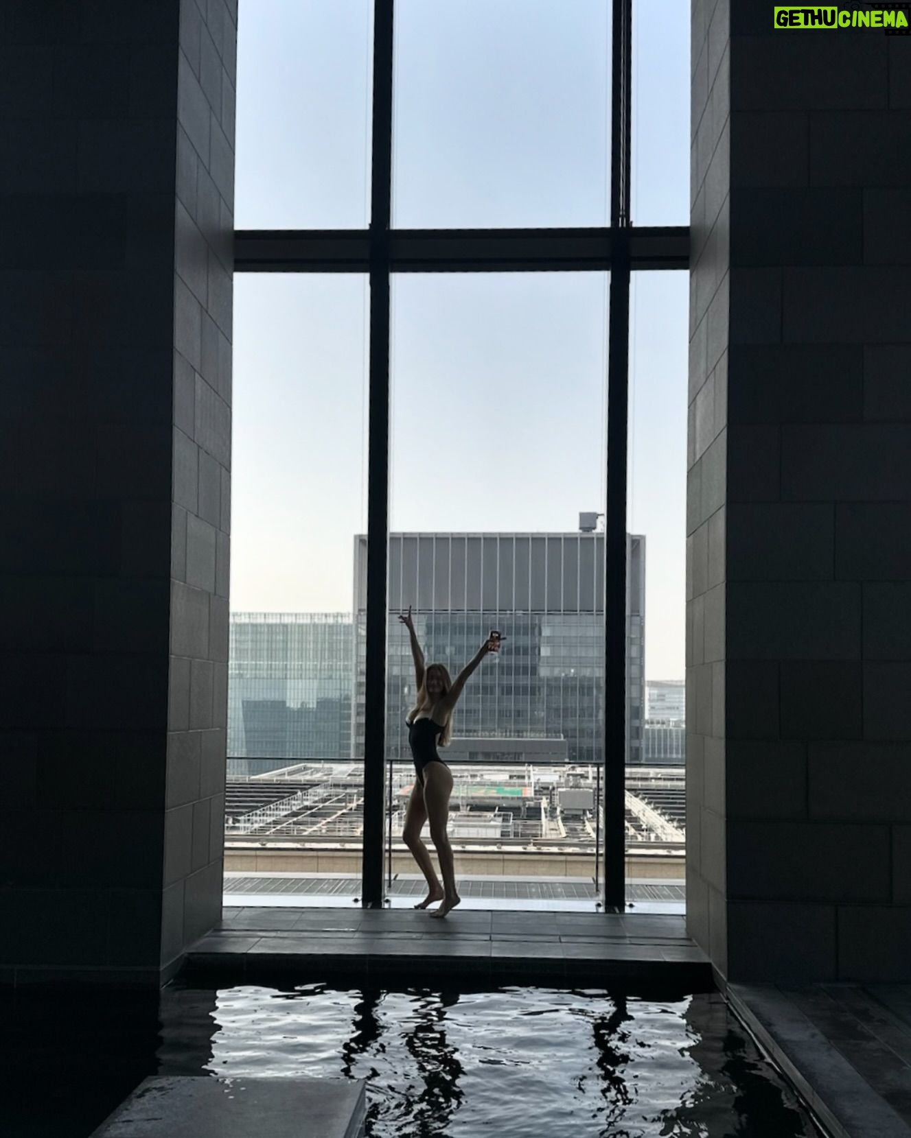 Rosie Huntington-Whiteley Instagram - 🏙️