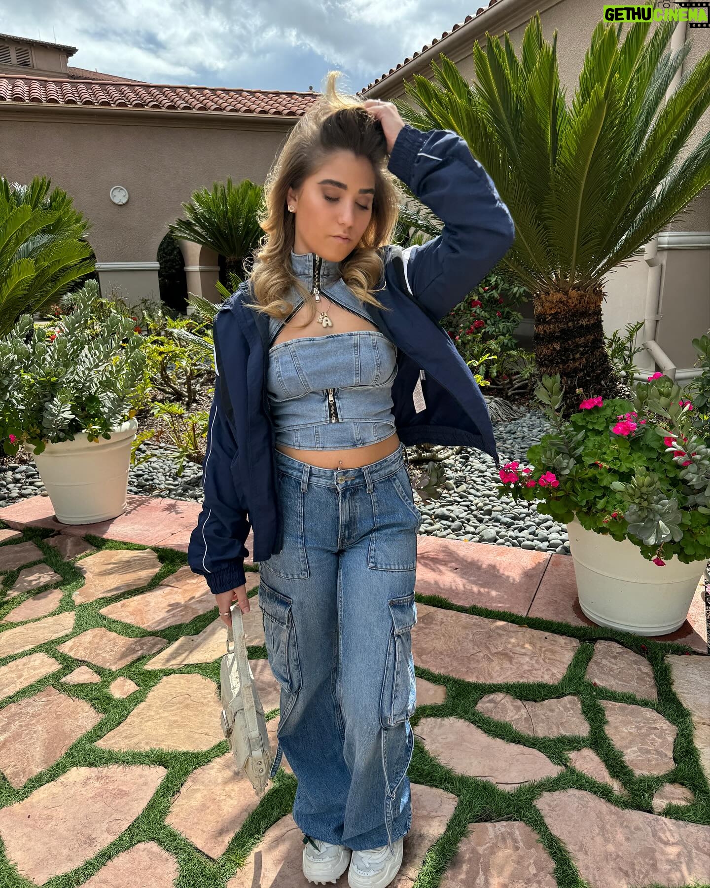 Rosie McClelland Instagram - Denim on denim 🩵🌴 #la #travel thank you @langhampasadena for hosting us x