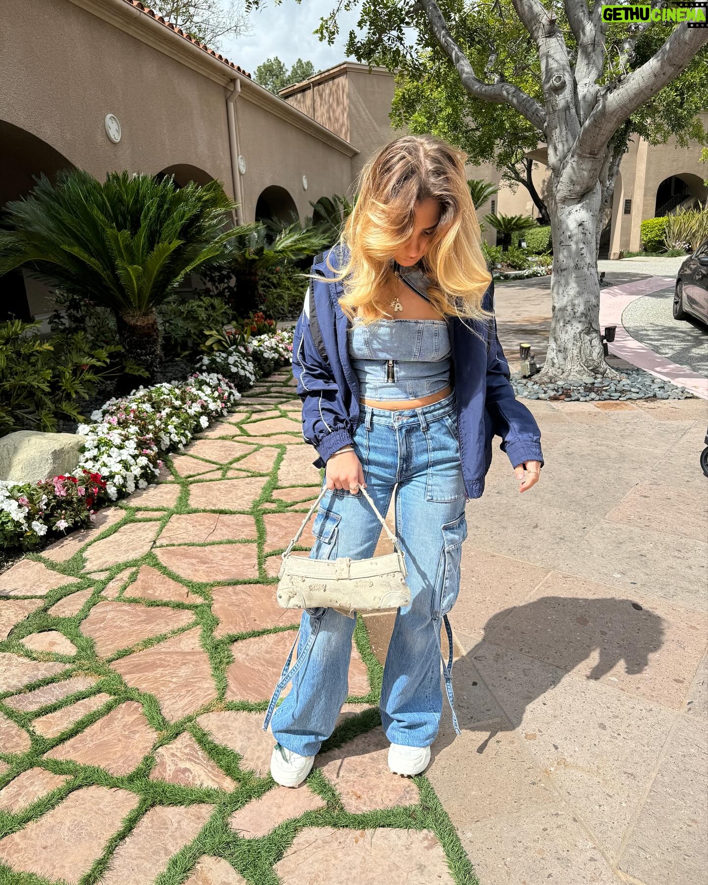 Rosie McClelland Instagram - Denim on denim 🩵🌴 #la #travel thank you @langhampasadena for hosting us x