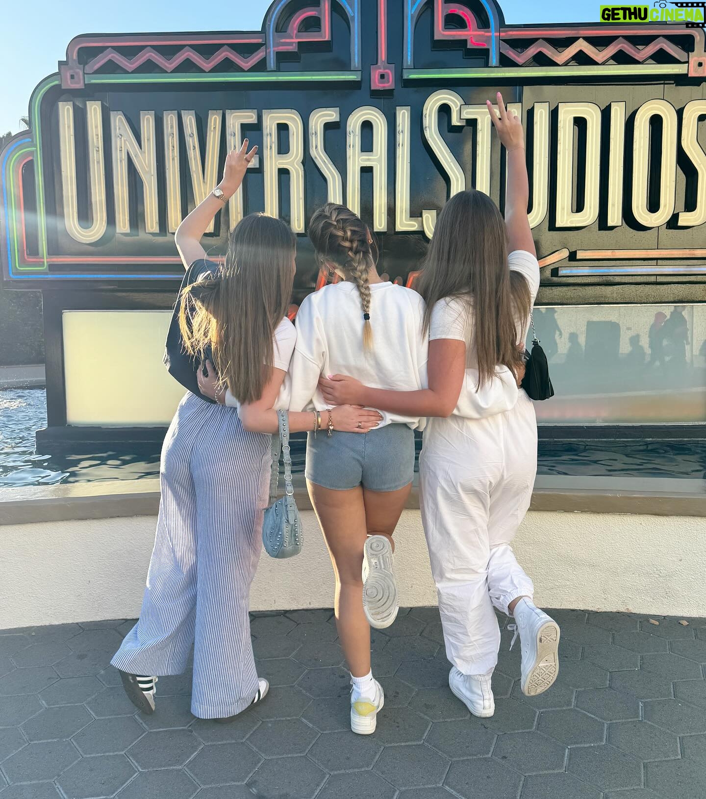 Rosie McClelland Instagram - The best day @unistudios full vlog coming soon!