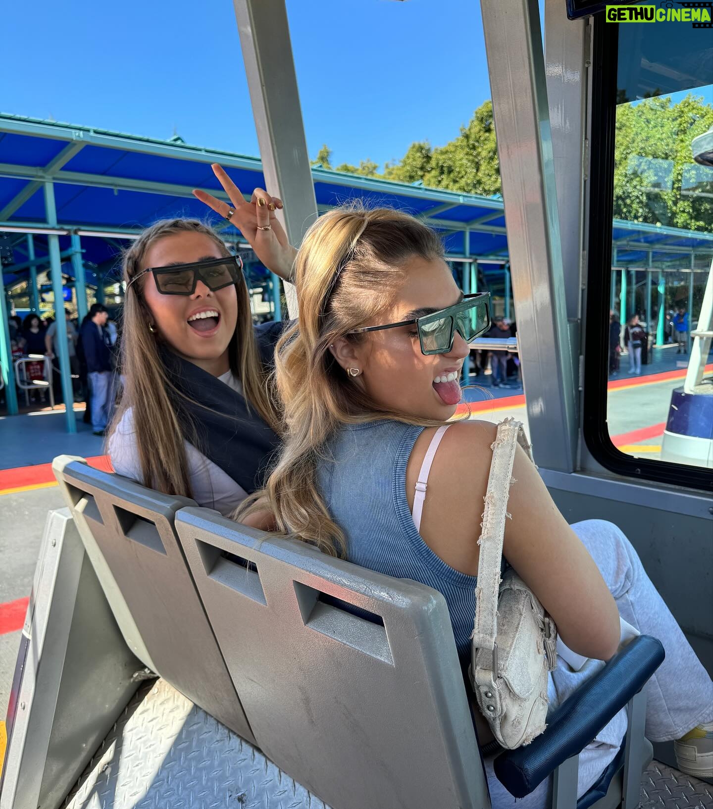 Rosie McClelland Instagram - The best day @unistudios full vlog coming soon!