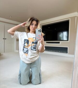 Rosie McClelland Instagram - “I like that I’m not typical” 🤍 If the jeans don’t fit find some ribbon 🤍🎀 Check out my latest TikTok for bow tutorial (link in bio)