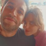 Rotem Sela Instagram - יום נישואין שמח אהוב שלי 🤍 בתמונה הראשונה אלו אנחנו לפני 15 שנים כשרק התחלנו לצאת ואתה נתת לי את הרושם שאתה יודע לבשל (אממממ....) ובתמונה האחרונה ניתן לראות התכתבות שלנו מאתמול בלילה עוד לילה שבו התלוננת על ארצ'י ועל הדרך הסברת לי מהי רומנטיקה. אלו החיים חבר'ה, יש בהם הכל מהכל, העיקר שיש אהבה גדולה❤️