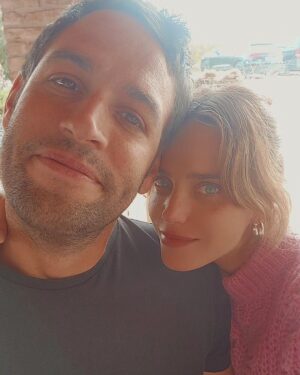 Rotem Sela Instagram - יום נישואין שמח אהוב שלי 🤍
בתמונה הראשונה אלו אנחנו לפני 15 שנים כשרק התחלנו לצאת ואתה נתת לי את הרושם שאתה יודע לבשל (אממממ....) ובתמונה האחרונה ניתן לראות התכתבות שלנו מאתמול בלילה עוד לילה שבו התלוננת על ארצ'י ועל הדרך הסברת לי מהי רומנטיקה.
אלו החיים חבר'ה, יש בהם הכל מהכל, העיקר שיש אהבה גדולה❤️