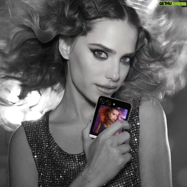 Rotem Sela Instagram - Flip into my disco mode 馃馃暫 @samsungisrael 讘砖讬转讜祝 #galaxyzflip5 #jointheflipside #teamgalaxy