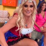 Roxana Castellanos Instagram - ¡7 años! Han sido 7 años de sábados maravillosos y llenos de mucha mucha muchaaaa diversión, harto tuvaso y baile ¡eh eh eh! Gracias a todos los que hacen posible todo esto, producción, staff, a mis compañeros 🥰 Infinitas gracias a mi amado @ncanun y a su inquebrantable apoyo @tanvelgo por siempre creer en mi (y en la @deyanirarubiofficial 😅) Pero sobretodo, gracias a ustedes que nos permiten entrar en sus hogares cada fin de semana en @cuentameloyaof al fiiin! ♥️🙏🙌