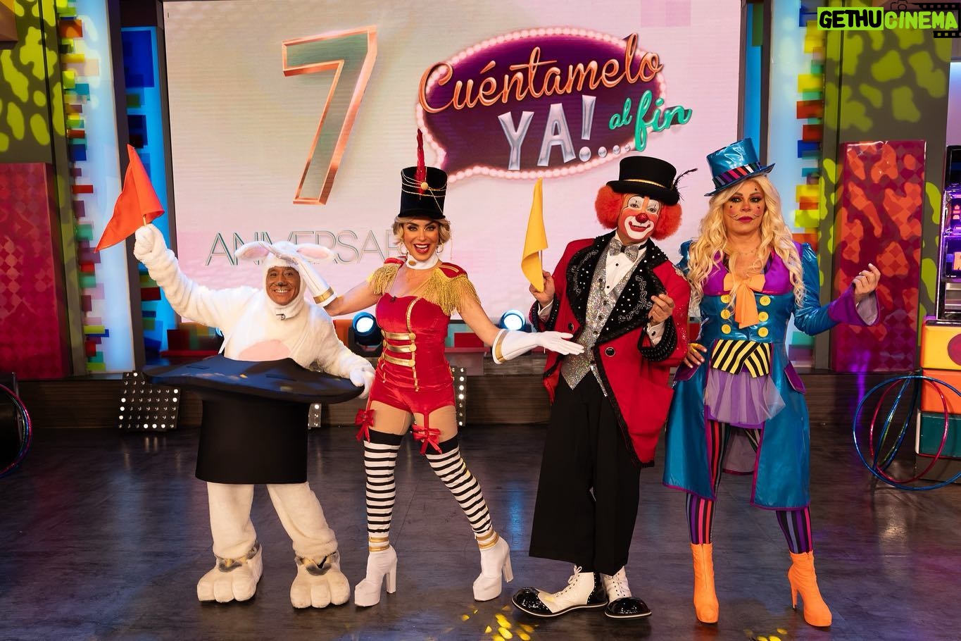 Roxana Castellanos Instagram - Muchachada :La Deyanira está de fiesta !! Cuéntamelo ya al Fin cumple 7 años y les hemos preparado un programa especial !!! Así que dejen de andar de metiches y váyanse a @canalestrellas en punto de las 1030 am arrancamos este sábado de puro agradecimiento , risas y diversión !! Y tendremos Los TUVASOS edición especial de aniversario !! Gracias a ustedes por hacernos el programa consentido de los sábados por la mañna !!! Feliz día Muchachada !!!!! @deyanirarubiofficial 📸 @ncanun
