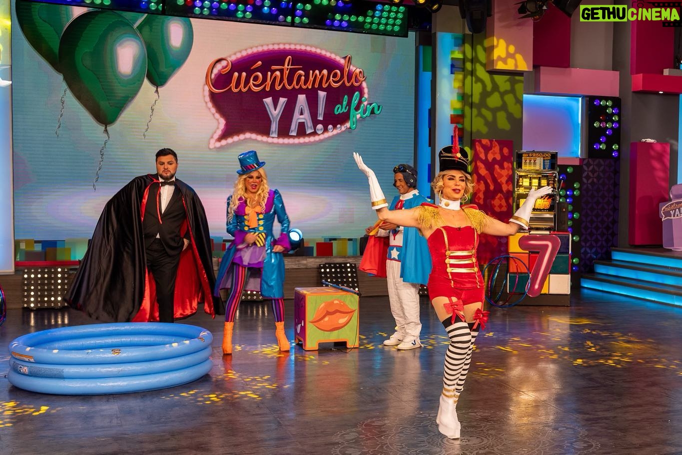 Roxana Castellanos Instagram - Muchachada :La Deyanira está de fiesta !! Cuéntamelo ya al Fin cumple 7 años y les hemos preparado un programa especial !!! Así que dejen de andar de metiches y váyanse a @canalestrellas en punto de las 1030 am arrancamos este sábado de puro agradecimiento , risas y diversión !! Y tendremos Los TUVASOS edición especial de aniversario !! Gracias a ustedes por hacernos el programa consentido de los sábados por la mañna !!! Feliz día Muchachada !!!!! @deyanirarubiofficial 📸 @ncanun