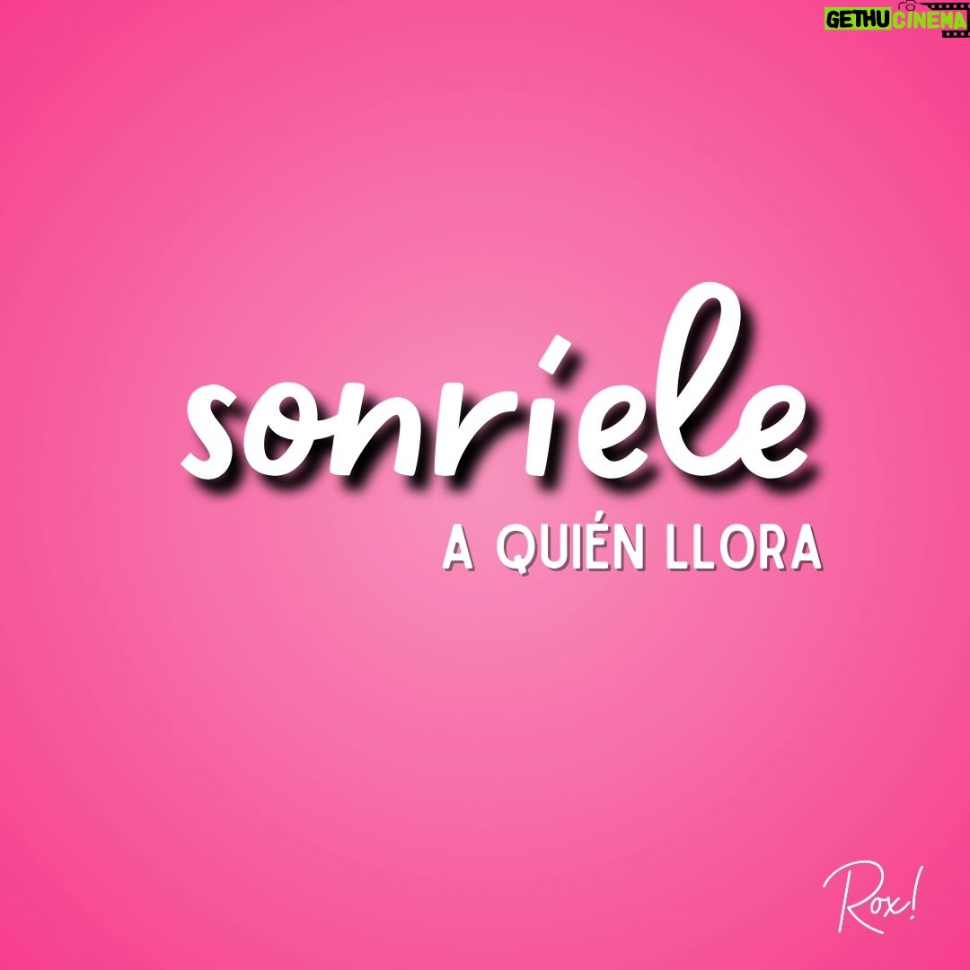 Roxana Castellanos Instagram - La vida es muy corta... sonríe, ignora y sé feliz 💫