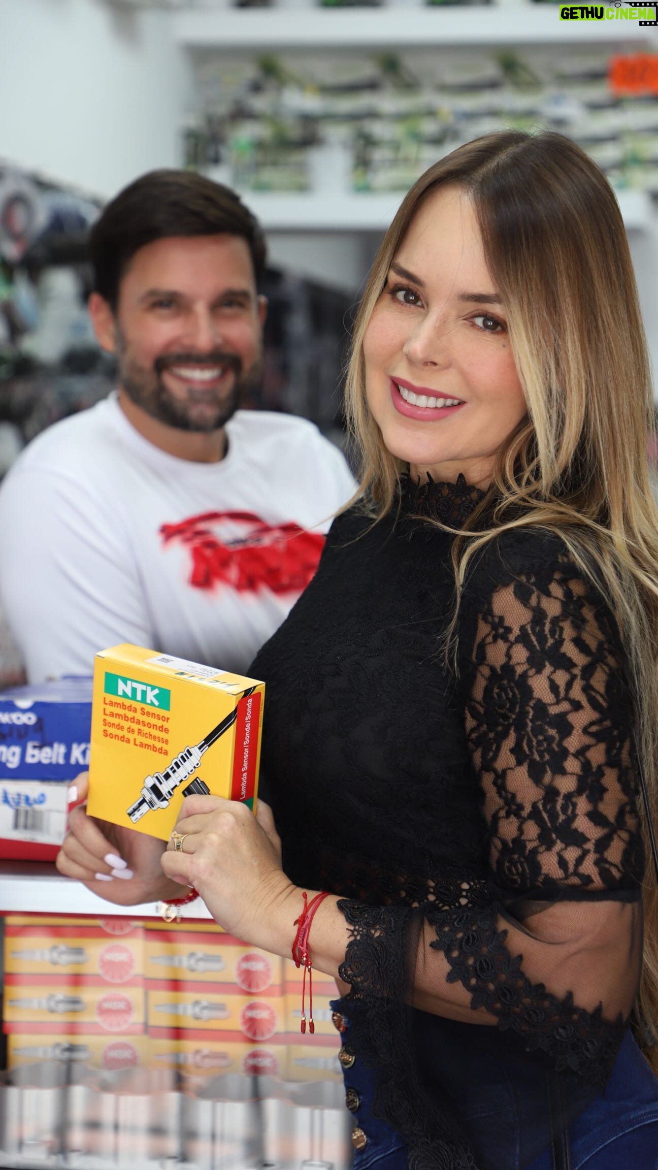 Roxana Díaz Instagram - Ya @soyroxanadiaz se llevó sus repuestos… y nosotros contentos de que puedas venir a buscar los tuyos en cualquiera de nuestras cinco sucursales. ¿Te imaginas que corras con la suerte de encontrarte a @carlosghaydon atendiéndote? Pero ya nos dijeron que no puedes llevártelo 🤣😅 Recuerda que somos especialistas en #Fiat #Ford y #crevrolet ¡KRP… LOS MEJORES PRECIOS PARA USTED!
