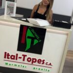 Roxana Díaz Instagram - Mi corazón está brincando de la emoción al ver los progresos de nuestra remodelación.... Mi gente de @italtopes.ca se está encargando de ponerle el toque a nuestra cocina auxiliar con un tope blanco con destellos brillantes ✨✨✨✨✨✨✨ Cuando le pega la luz se ve hermosooooooo.... . Aún falta pero les quería mostrar el progreso 🤩🤩🤩🤩🤩🤩🤩🤩 . @italtopes.ca son unos duros.....💯💯💯💯💯💯💯💯💯💯💯💯💯 . #topes #cuarzo #brillo #profesionales #italtopes