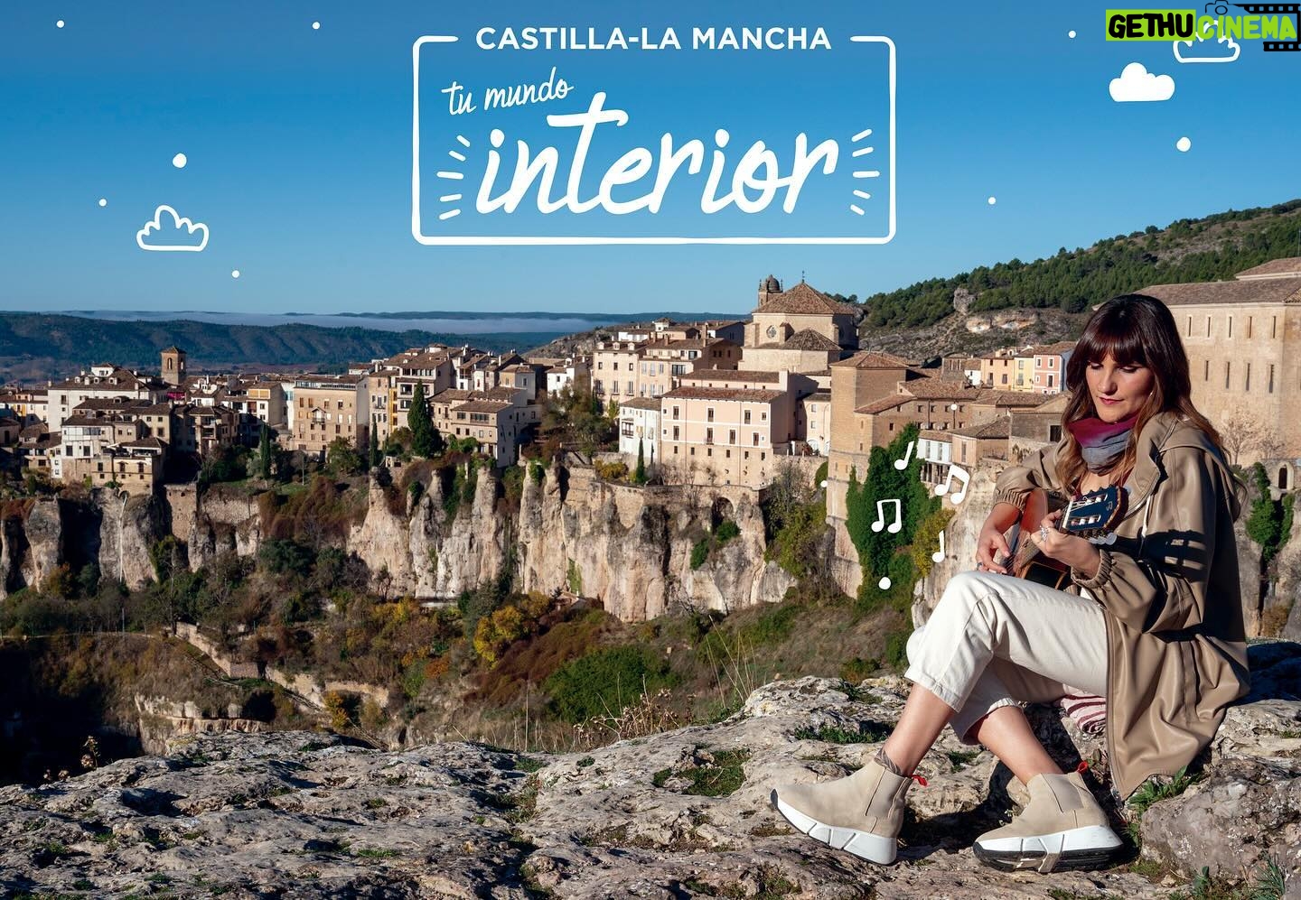 Rozalén Instagram - FELIZ DÍA DE CASTILLA LA MANCHA!!!!!!!!! Felicidades a todos mis paisanxs 💃🏻 Que sois “más bonicos que un remolque recién pintao” Cada día más enamorada y más orgullosa de nuestra tierra… Aquí, en lo alto de la bella Cuenca. 💞💞💞💞💞💞💞💞💞💞💞 #Rozalén #CastillaLaMancha