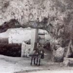 Rozalén Instagram - Mi abuelo Pepín, en su burra, bajo el Arco de las Moreras en Letur ❤️ Nos ha llegado esta maravilla… Cuánto narra una imagen. Cada vez me fascinan más las fotos antiguas. Mis raíces 😍 #FotoAntigua #Letur #Albacete #SierraDelSegura #Raíces #OrgulloRural