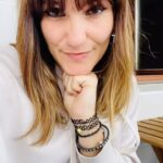 Rozalén Instagram – 👉🏻 Como bien dice Rozalén, reserva ya en la tienda oficial de Sony Music Spain su nuevo álbum en CD o Vinilo   set 13 postales   encuentro y podrás estar en la escucha exclusiva  de “El Abrazo” con ella, en las oficinas de Sony Music Spain, pero ojo, Ultimas Unidades Disponibles.
.
.
Abrazo es de las palabras que más se repite en todas las canciones del nuevo disco de Rozalén. Es la muestra de afecto y cariño por excelencia. A la vez es sencillo y universal, sin fuegos artificiales… Idóneo para el disco más emotivo que ha hecho la artista hasta el momento. Donde ha sentido la necesidad de aferrarse a lo simple, que es al final lo más importante. El que más habla de emociones tan vitales como los diferentes amores y duelos. Alegría y nostalgia. Abrazos y duelos.
.
.
🔥🔥Unos poquitos afortunados viviremos una experiencia inolvidable, ¿te vienes?.
.
.
👉🏻Resérvalo sólo en SMFSTORE, la tienda de Sony Music Spain (link en la bio)
.
.
@rozalenmusic @rozalenargoficial @club_de_fans_oficial_rozalen @club_fans_rozalen @80_veces_con_rozalen @c_f_rozalen @rozalen_barcelona @ole_rozalen @rozalen_cf_music @rozalen_fan.love @frases_de_rozalen @rozalen.club_fans @fans._rozalen @rozalenclubfans @rozalenasturias @fans_de_rozalen @rozalen @rozalenmusic @sonymusicspain