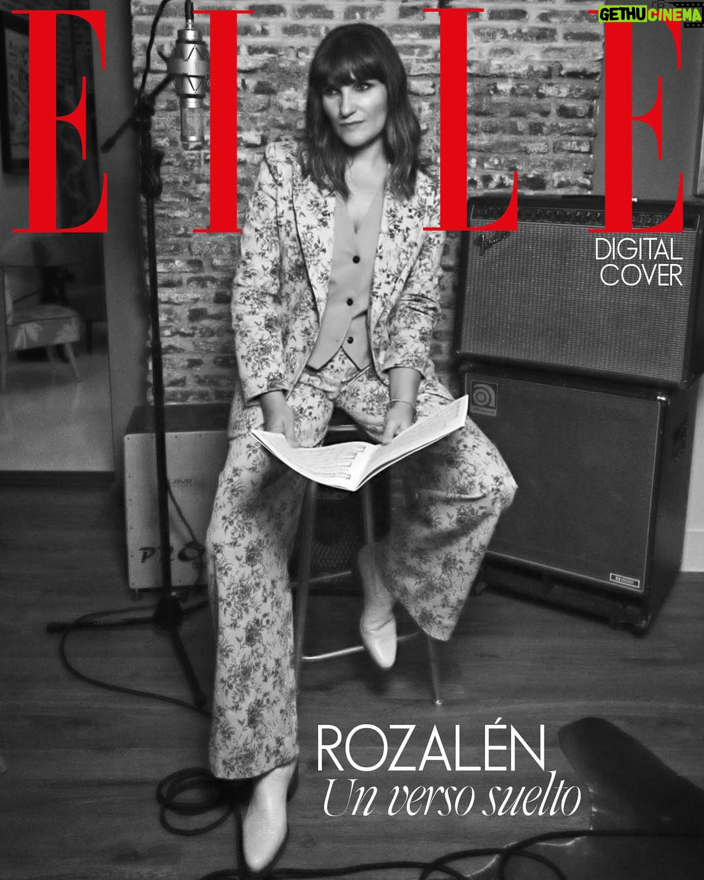 Rozalén Instagram - La música ha sido siempre su lenguaje, aunque el éxito de @rozalenmusic cantautora castellanomanchega, se coció a fuego lento. Sus raíces y su vida son las fuentes de inspiración de canciones que tienen línea directa con el corazón de miles de personas, a las que espera emocionar con su nuevo disco: ‘El abrazo’. Hoy se convierte en nuestra portada digital. Puedes ver la entrevista completa en el link de nuestra bio ✨ Entrevista: @noehermidar Fotografía: @mariosierrafotografo Estilismo: @barbaragarralda