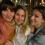 Rozalén Instagram - Ayer regresé a España después de estos dos días fugaces en Bogotá y otros dos días en Ciudad de México. (Estas son las únicas fotos que he hecho 🤣. Estaba pendiente de vivírmelo todo) Tengo mucho que mostrar para compartir y dar las gracias por todos los mimos que recibo cada vez que estoy por allí… 🥺 Mañana comienzo la promoción del nuevo disco aquí, en mi país y estoy con más pánico que nunca. Ea. Voy pa’atrás. Ojalá todo salga bien y yo sea capaz de expresar todo lo que esconde “El Abrazo” ❤️ #ElAbrazo #Rozalén