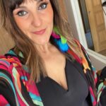 Rozalén Instagram - Comenzó mi semana de LANZAMIENTOOOO 💃🏻😖🔥🌹❤️ Ando de medio en medio, con entrevistas, podcasts, fotos, escuchas, encuentros… Y estoy teniendo los primeros feedbacks y voy emocionada, sorprendida, nerviosa y agradecida por la vida. Muy cansada, también. Pero esta ilusión es cafeína en vena. Estoy con más mezcla de emociones que en mi primer disco, es increíble. A reponer fuerzas, que mañana más y más. Gracias por estar ahí pendientes. Os quiero mucho 💞 #ElAbrazo #Rozalén #NuevoDisco