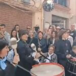 Rozalén Instagram - La ROMPIDA de L’Alcora 💞😭 Esto hay que vivirlo. Aún me vibra fuerte el pecho. Qué honor que nos hagáis partícipes de una tradición tan emocionante… En julio os devolveremos todo este Amor 🥺🙏 #Rompida #Tambor #SemanaSanta #Tradición