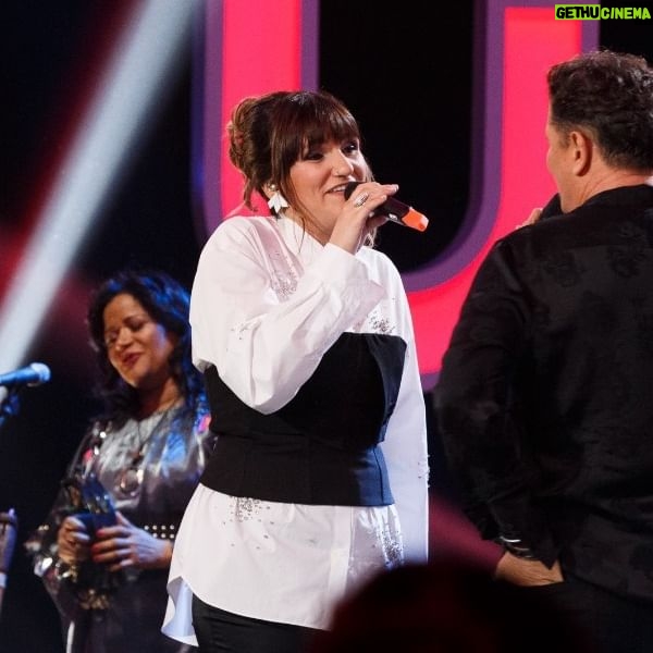 Rozalén Instagram - Esta Navidad tuvimos @beatrizromerols y yo el honor de ser invitadas al fiestón que montó el querido @carlosvives 💃🏻♥️ No puede ser más generoso conmigo… y todo su equipo! Qué nivelón de músicos por favor 😱 Estoy súper agradecida 🙏 Lo que más me gusta de este vídeo es que se nota que estamos disfrutones disfrutones. Que sepáis que en el disco que viene hay muchos cariñitos a Colombia… 🫢🤫🫠 Uuuuhhhhhhhhhhhhh #Rozalén #CarlosVives #Colombia