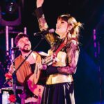 Rozalén Instagram - Nos cuentan que un meteorito cruzó el cielo estrellado cuando terminaba nuestra canción ‘Ceniza’. 🥺💞 Ese fue el nivel de magia en todos los sentidos… Simbólico que “El Abrazo” arranque en este maravilloso anfiteatro de Medellín, uno de los escenarios ancestrales que más abraza a sus artistas. En nuestra tierra hermana Extremadura, de la que me enamoro más y más y más. Volví a recordar por qué me siento tan feliz cuando os canto. Volvimos a reencontrarnos. Y todo salió de lujo. Yo creo que nos vais a dar suerte 😉 Cómo os echaba de menos diossssssssss!! GRACIAS por el mejor comienzo que podríamos tener 🙏 📸 @dowylo @emotional_events