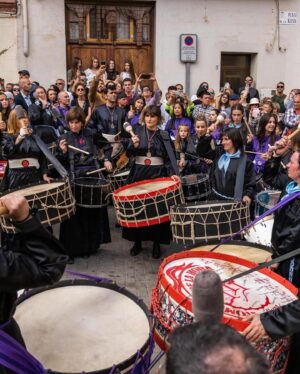 Rozalén Instagram - La ROMPIDA de L’Alcora 💞😭
Esto hay que vivirlo.
Aún me vibra fuerte el pecho. 
Qué honor que nos hagáis partícipes de una tradición tan emocionante… 
En julio os devolveremos todo este Amor 🥺🙏

#Rompida #Tambor #SemanaSanta #Tradición