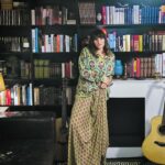 Rozalén Instagram - La música ha sido siempre su lenguaje, aunque el éxito de @rozalenmusic cantautora castellanomanchega, se coció a fuego lento. Sus raíces y su vida son las fuentes de inspiración de canciones que tienen línea directa con el corazón de miles de personas, a las que espera emocionar con su nuevo disco: ‘El abrazo’. Hoy se convierte en nuestra portada digital. Puedes ver la entrevista completa en el link de nuestra bio ✨ Entrevista: @noehermidar Fotografía: @mariosierrafotografo Estilismo: @barbaragarralda
