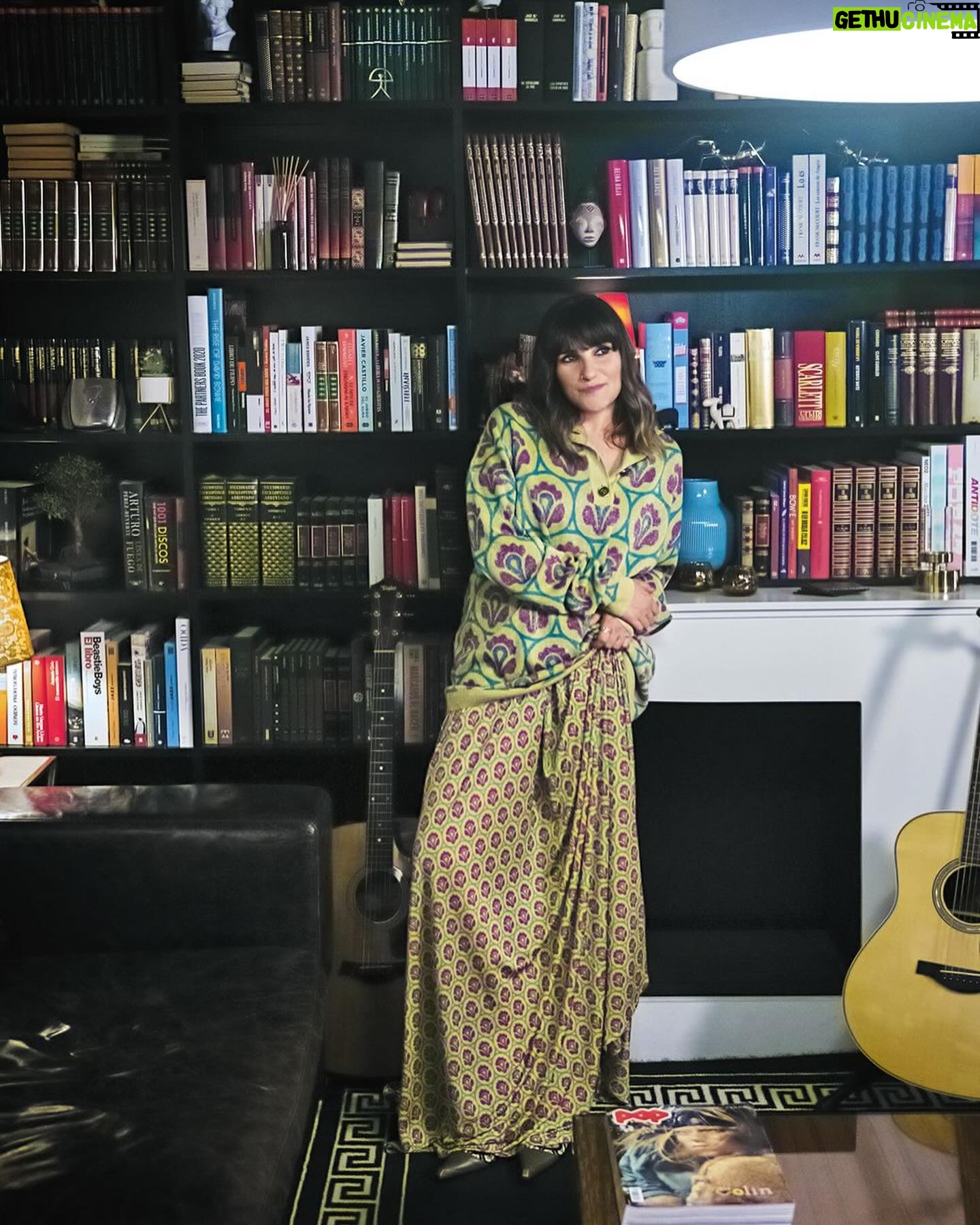 Rozalén Instagram - La música ha sido siempre su lenguaje, aunque el éxito de @rozalenmusic cantautora castellanomanchega, se coció a fuego lento. Sus raíces y su vida son las fuentes de inspiración de canciones que tienen línea directa con el corazón de miles de personas, a las que espera emocionar con su nuevo disco: ‘El abrazo’. Hoy se convierte en nuestra portada digital. Puedes ver la entrevista completa en el link de nuestra bio ✨ Entrevista: @noehermidar Fotografía: @mariosierrafotografo Estilismo: @barbaragarralda