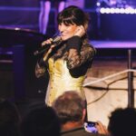 Rozalén Instagram - Nos cuentan que un meteorito cruzó el cielo estrellado cuando terminaba nuestra canción ‘Ceniza’. 🥺💞 Ese fue el nivel de magia en todos los sentidos… Simbólico que “El Abrazo” arranque en este maravilloso anfiteatro de Medellín, uno de los escenarios ancestrales que más abraza a sus artistas. En nuestra tierra hermana Extremadura, de la que me enamoro más y más y más. Volví a recordar por qué me siento tan feliz cuando os canto. Volvimos a reencontrarnos. Y todo salió de lujo. Yo creo que nos vais a dar suerte 😉 Cómo os echaba de menos diossssssssss!! GRACIAS por el mejor comienzo que podríamos tener 🙏 📸 @dowylo @emotional_events
