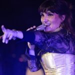 Rozalén Instagram - Nos cuentan que un meteorito cruzó el cielo estrellado cuando terminaba nuestra canción ‘Ceniza’. 🥺💞 Ese fue el nivel de magia en todos los sentidos… Simbólico que “El Abrazo” arranque en este maravilloso anfiteatro de Medellín, uno de los escenarios ancestrales que más abraza a sus artistas. En nuestra tierra hermana Extremadura, de la que me enamoro más y más y más. Volví a recordar por qué me siento tan feliz cuando os canto. Volvimos a reencontrarnos. Y todo salió de lujo. Yo creo que nos vais a dar suerte 😉 Cómo os echaba de menos diossssssssss!! GRACIAS por el mejor comienzo que podríamos tener 🙏 📸 @dowylo @emotional_events