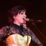 Rozalén Instagram - Nos cuentan que un meteorito cruzó el cielo estrellado cuando terminaba nuestra canción ‘Ceniza’. 🥺💞 Ese fue el nivel de magia en todos los sentidos… Simbólico que “El Abrazo” arranque en este maravilloso anfiteatro de Medellín, uno de los escenarios ancestrales que más abraza a sus artistas. En nuestra tierra hermana Extremadura, de la que me enamoro más y más y más. Volví a recordar por qué me siento tan feliz cuando os canto. Volvimos a reencontrarnos. Y todo salió de lujo. Yo creo que nos vais a dar suerte 😉 Cómo os echaba de menos diossssssssss!! GRACIAS por el mejor comienzo que podríamos tener 🙏 📸 @dowylo @emotional_events