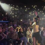 Rozalén Instagram - Nos cuentan que un meteorito cruzó el cielo estrellado cuando terminaba nuestra canción ‘Ceniza’. 🥺💞 Ese fue el nivel de magia en todos los sentidos… Simbólico que “El Abrazo” arranque en este maravilloso anfiteatro de Medellín, uno de los escenarios ancestrales que más abraza a sus artistas. En nuestra tierra hermana Extremadura, de la que me enamoro más y más y más. Volví a recordar por qué me siento tan feliz cuando os canto. Volvimos a reencontrarnos. Y todo salió de lujo. Yo creo que nos vais a dar suerte 😉 Cómo os echaba de menos diossssssssss!! GRACIAS por el mejor comienzo que podríamos tener 🙏 📸 @dowylo @emotional_events