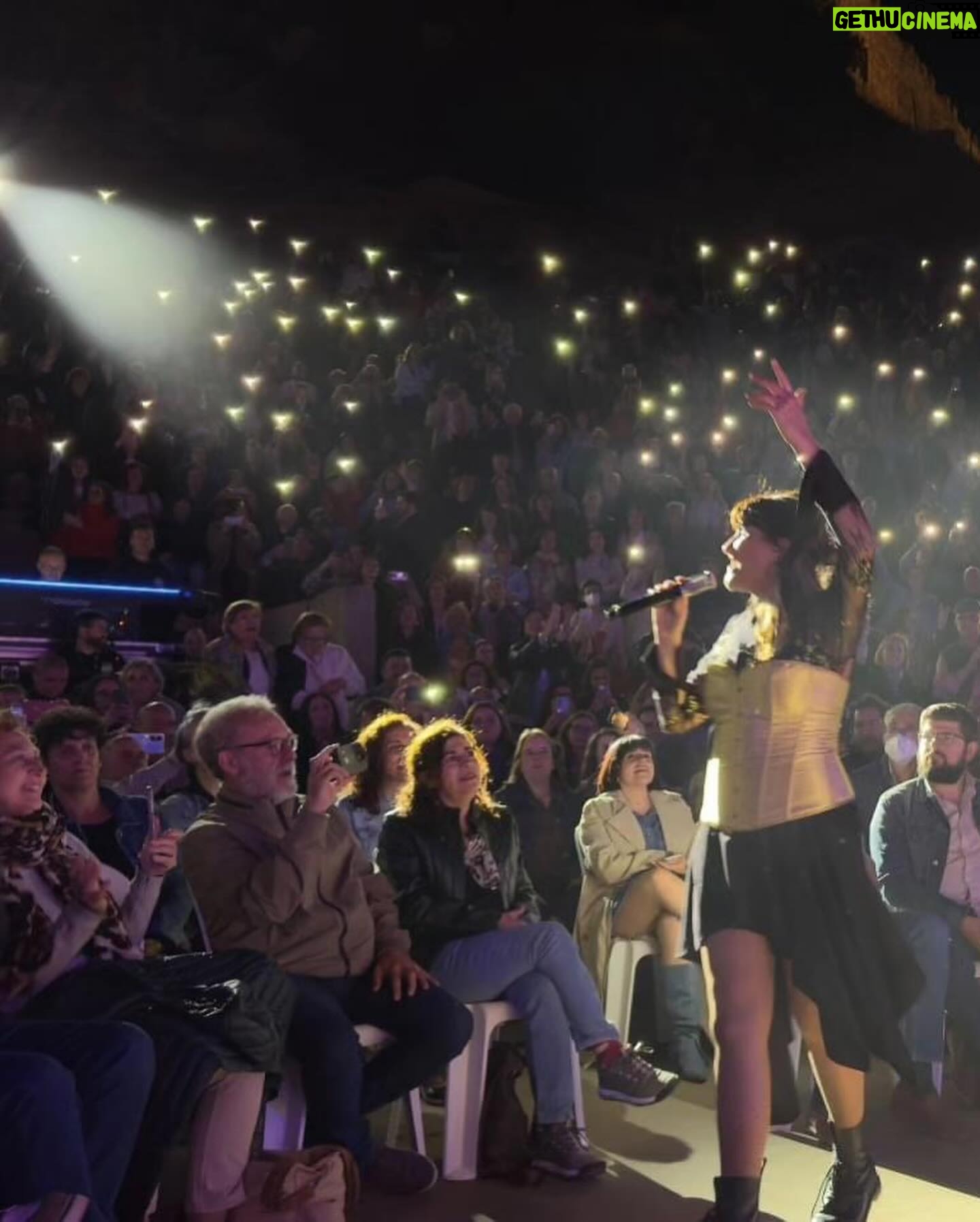 Rozalén Instagram - Nos cuentan que un meteorito cruzó el cielo estrellado cuando terminaba nuestra canción ‘Ceniza’. 🥺💞 Ese fue el nivel de magia en todos los sentidos… Simbólico que “El Abrazo” arranque en este maravilloso anfiteatro de Medellín, uno de los escenarios ancestrales que más abraza a sus artistas. En nuestra tierra hermana Extremadura, de la que me enamoro más y más y más. Volví a recordar por qué me siento tan feliz cuando os canto. Volvimos a reencontrarnos. Y todo salió de lujo. Yo creo que nos vais a dar suerte 😉 Cómo os echaba de menos diossssssssss!! GRACIAS por el mejor comienzo que podríamos tener 🙏 📸 @dowylo @emotional_events