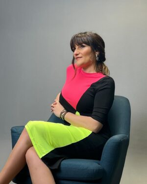 Rozalén Instagram - Ayer regresé a España después de estos dos días fugaces en Bogotá y otros dos días en Ciudad de México. 
(Estas son las únicas fotos que he hecho 🤣. Estaba pendiente de vivírmelo todo) 
Tengo mucho que mostrar para compartir y dar las gracias por todos los mimos que recibo cada vez que estoy por allí… 🥺
Mañana comienzo la promoción del nuevo disco aquí, en mi país y estoy con más pánico que nunca. Ea. Voy pa’atrás. 
Ojalá todo salga bien y yo sea capaz de expresar todo lo que esconde “El Abrazo” ❤️

#ElAbrazo #Rozalén