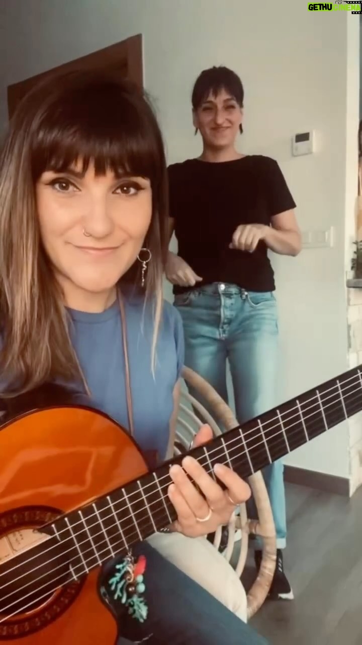 Rozalén - 10.1K Likes - LLÉVAME 💞
“Llévame de nuevo hasta el Edén,
donde yo pueda ser yo
me mantengan la mirada
y nos queramos sin temor.
Llévame de nuevo hasta el Edén,
donde tú puedas ser tú,
no haya rastro de violencias
y nadie apague tu luz…”
Esta canción nació en el Cauca, en la costa pacífica de Colombia, visitando con @entreculturas proyectos relacionados con la PAZ…
Observo el mundo.
El nivel de violencia de estos días es insoportable.
Esto no para 😞
Os mando mucho mucho amor.
Las maravillosas manos de @beatrizromerols interpretando en #LenguaDeSignosEspañola
Guitarrón 🙌 @ramirez_guitars
#Rozalén #GuitarraYVoz