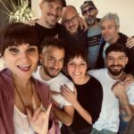 Rozalén Instagram - YA estamos TODOS junticoooooooosssss 🔥❤️🔥 Llevamos días ensayando para daros gloria y celebrando que ESTAMOS ENTRE LOS 5 DISCOS Y VINILOS MÁS VENDIDOS DEL PAÍS!!!!!!!! Y el disco físico más vendido!!!! Gracias gracias gracias gracias gracias 🙏😭 #Rozalén #ElAbrazo