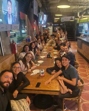 Rozalén Instagram - Ayer regresé a España después de estos dos días fugaces en Bogotá y otros dos días en Ciudad de México. 
(Estas son las únicas fotos que he hecho 🤣. Estaba pendiente de vivírmelo todo) 
Tengo mucho que mostrar para compartir y dar las gracias por todos los mimos que recibo cada vez que estoy por allí… 🥺
Mañana comienzo la promoción del nuevo disco aquí, en mi país y estoy con más pánico que nunca. Ea. Voy pa’atrás. 
Ojalá todo salga bien y yo sea capaz de expresar todo lo que esconde “El Abrazo” ❤️

#ElAbrazo #Rozalén