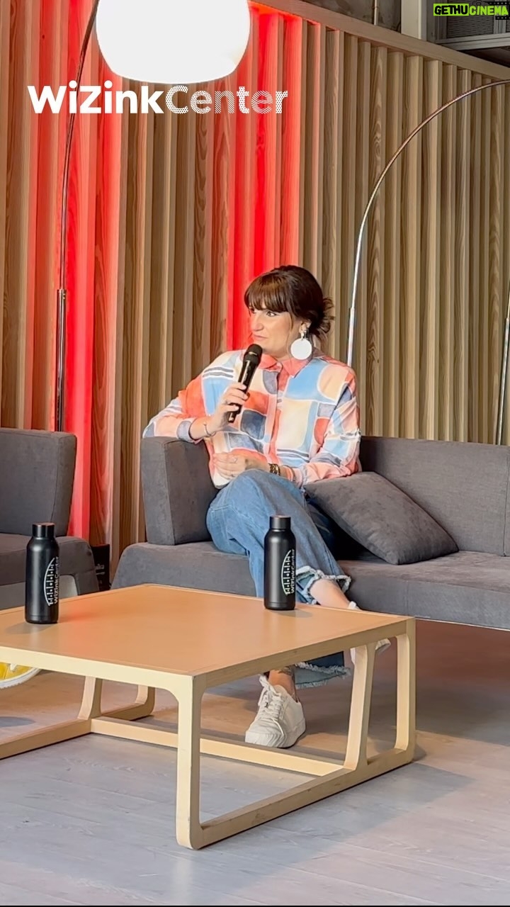 Rozalén Instagram - 🆕 ¡La gran @rozalenmusic visita ‘El Podcast del WiZink Center’! Justo antes de estrenar su nuevo álbum, ‘El Abrazo’. ¡Qué ganas de poder escucharlo a partir de mañana 26 de abril! También nos habla de su próximo concierto en el WiZink Center, sus manías antes de actuar… 🎧Podcast completo en Youtube, Spotify e iVoox 🎟️ Entradas para el concierto de Rozalén en el WiZink Center en WiZinkCenter.es @rlm_es @sonymusicspain