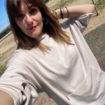Rozalén Instagram – 💞💞💞
Comienza abril. 
El mes en el que verá la luz mi sexto disco. 
“El Abrazo” que ojalá sea bálsamo.
Le he pedido al sol, al viento y al mar muchas cosas… 
Mirad algunos de los detalles que me ofrecéis. 
Quiero estar a la altura. 
💞💞💞