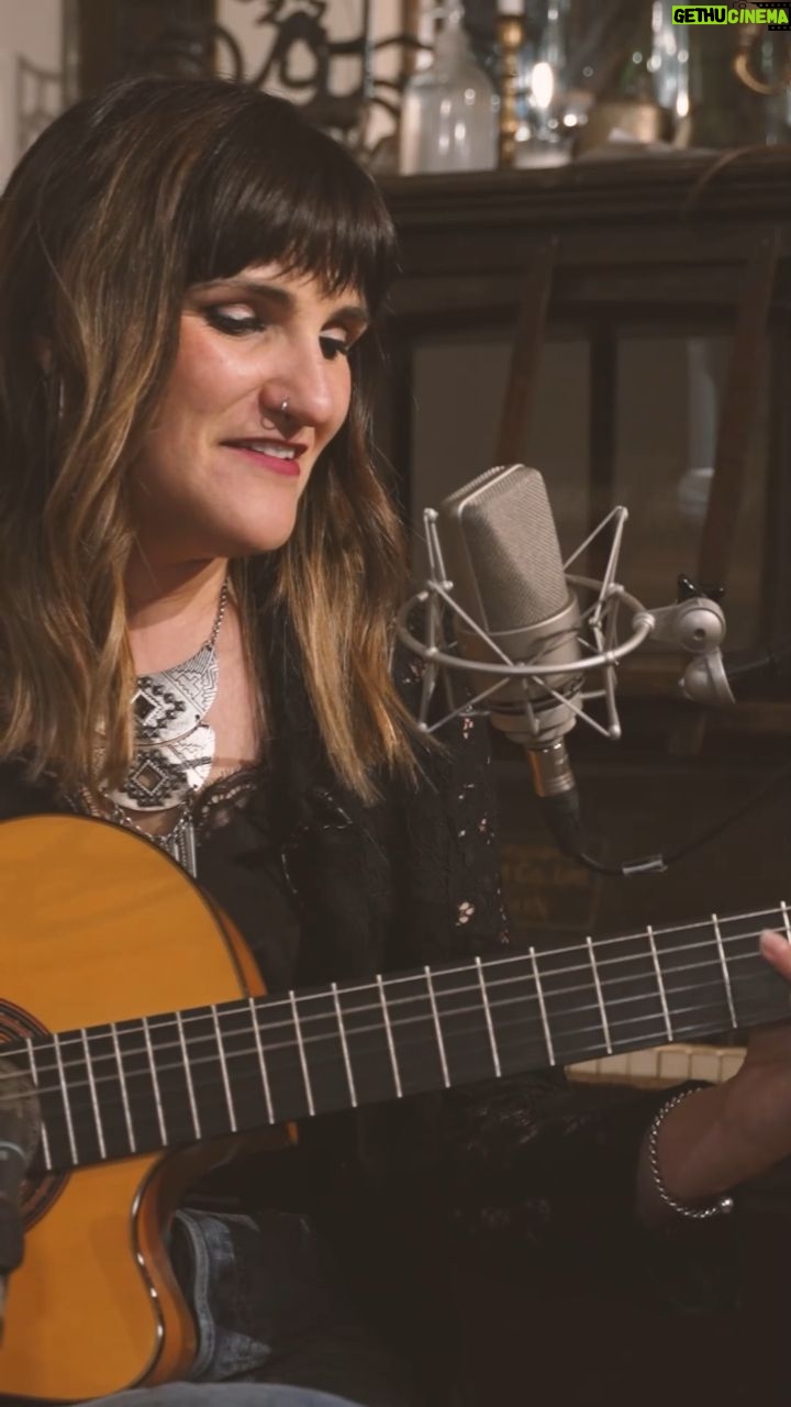 Rozalén Instagram - Siempre es una delicia pasar tiempo con @rozalenmusic y en esta ocasión nos recibe donde todo comenzó 🙌 Una charla íntima y cercana para conocer más y mejor a nuestra manchega favorita 😍 👉 Tienes la entrevista completa en CADENA100.es
