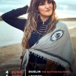 Rozalén Instagram - VOLVEMOS A LONDRES, DUBLIN Y EDIMBURGO señorxs!!!!!! 💃🏻🔥💃🏻🔥💃🏻🔥💃🏻🔥💃🏻🔥💃🏻🔥💃🏻🔥💃🏻🔥💃🏻🔥💃🏻 Las ganas que teníamos de volver a veros… Este junio!! Triplete! Nos vemos no? 🫠 #Rozalén #ElAbrazo #GiraEuropa