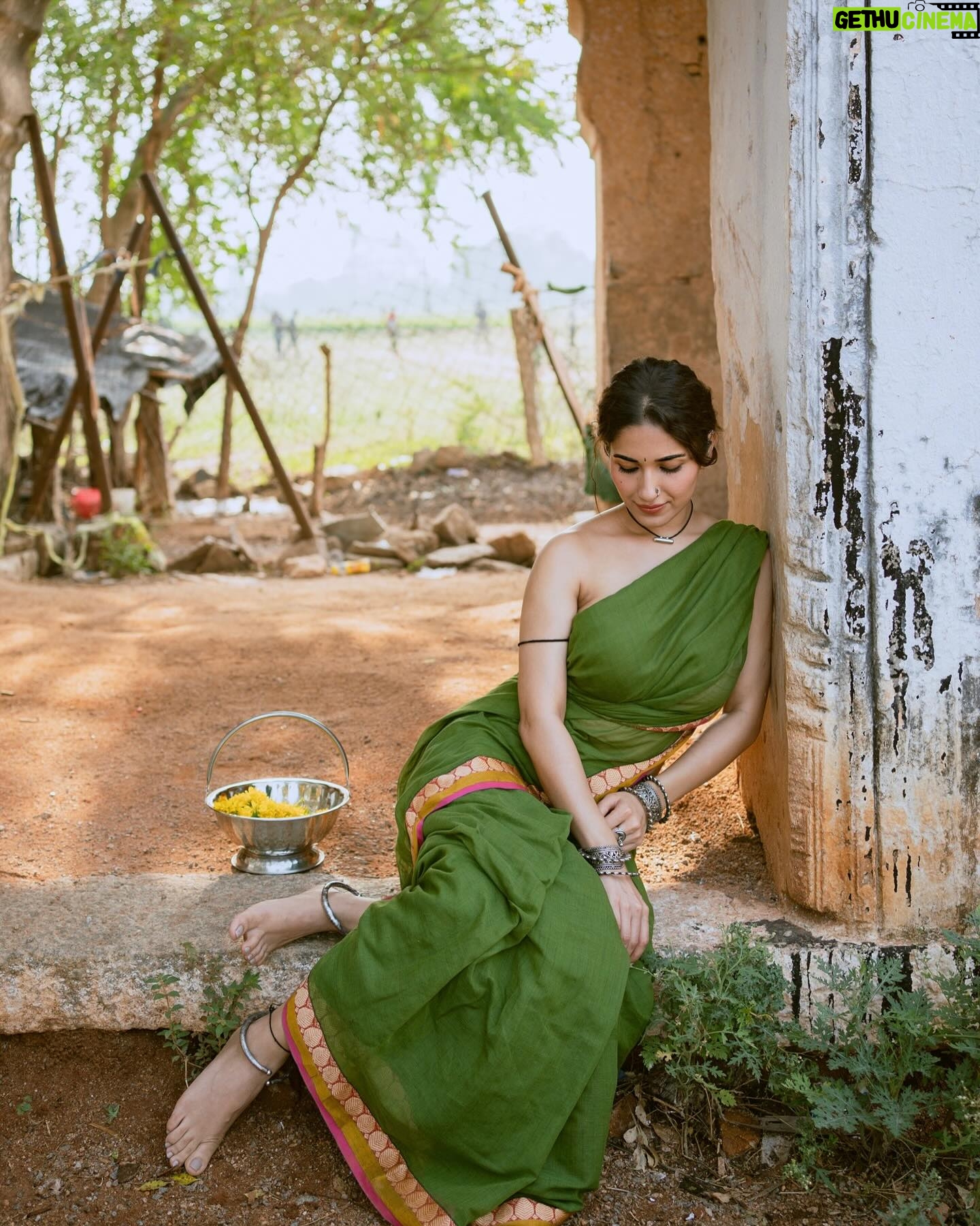 Ruhani Sharma Instagram - Wishing you all a joyful Sankranthi filled with the sweetness of tradition, the warmth of family, and the abundance of prosperity ♥️ . . . . . 📸 @shaktismaran Mua @makeuphairbyrahul Styling @__.gunjan.__