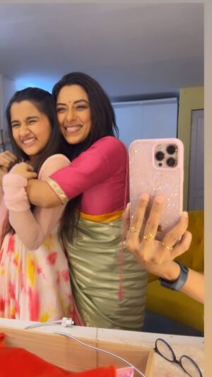 Rupali Ganguly Instagram - Jaldi Jaldi mein shoot ki gayi reel …. Na gaana pata tha na coordination thi … but had to shoot a bday reel for this darling girl💕
Happy Birthday sweetest @aurrabhatnagarbadoni ♥️

#happybirthday #rupaliganguly #anupamaa #grateful #instagood #trendingreels #reelitfeelit #jaimatadi #jaimahakal