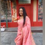 Rupali Ganguly Instagram – Jumping on to the trend bandwagon in my Gulaabi Saadi 💖The Marathi in me had to do this one 💃

#sunday #reelitfeelit #rupaliganguly #lategram #gulaabisaadi #instagood #jaimatadi #jaimahakaal 
Thank u @bhosalelatika